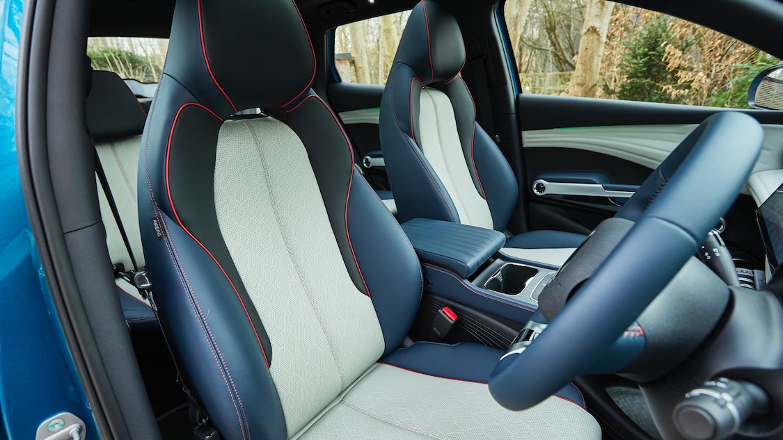 Đối thủ sừng sỏ của VF 7 khi VinFast vào Indonesia: Từ 'ông trùm' số 1 thế giới, pin bẻ gãy không cháy - Ảnh 8