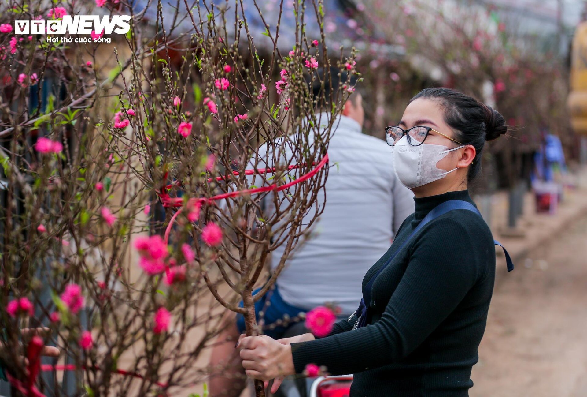 Đào Nhật Tân xuống phố sớm, hút người mua - Ảnh 8