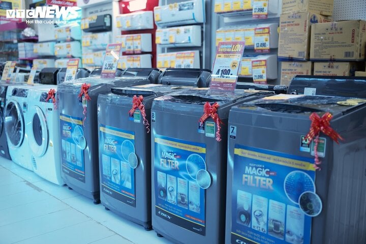 Siêu thị điện máy đua nhau khuyến mại: Tủ lạnh, tivi, máy giặt giá ‘rẻ như cho’ - Ảnh 2