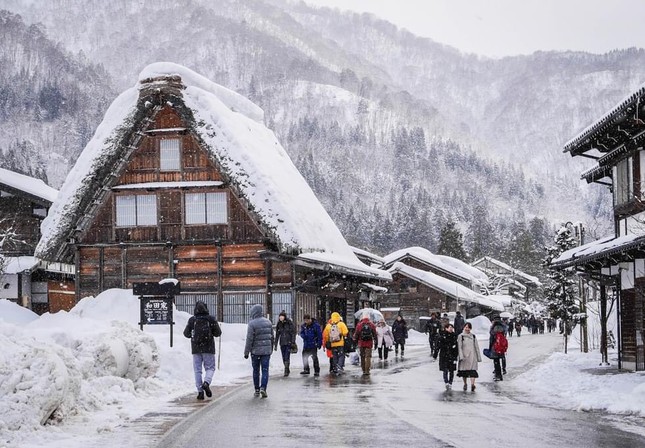 Thấy gì từ việc người Việt ồ ạt đi du lịch nước ngoài? - Ảnh 1