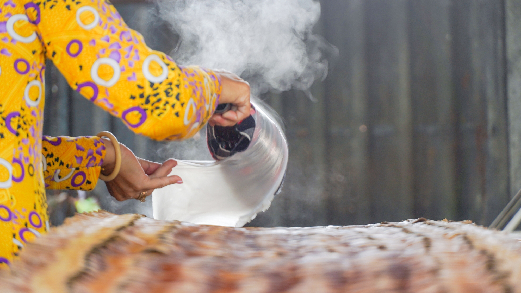 Làng nghề bánh tráng 200 năm ở Cần Thơ tất bật vào vụ Tết - Ảnh 2