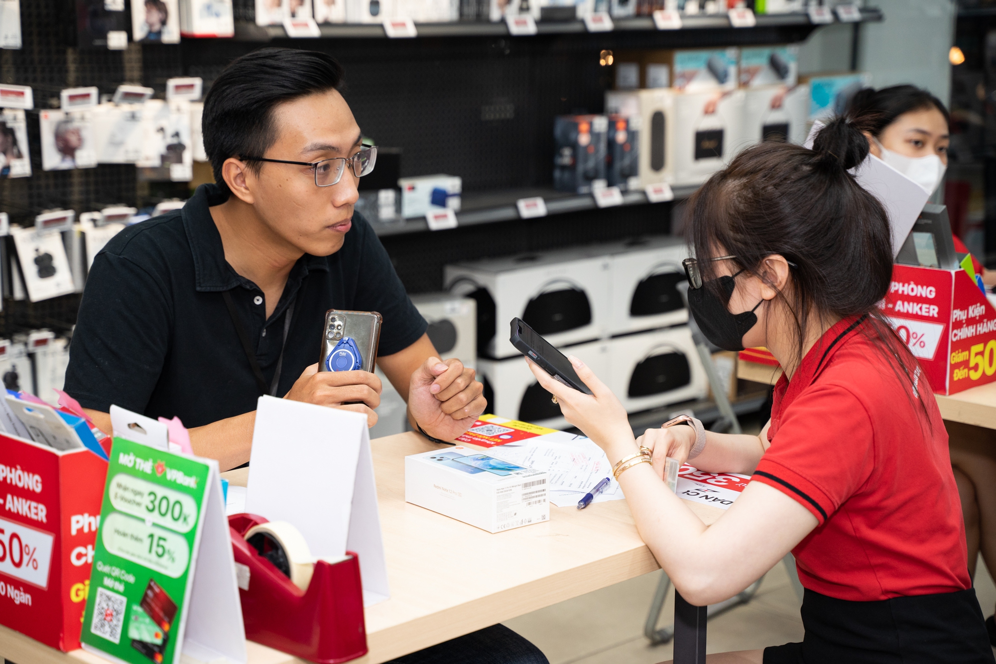 Điện thoại giảm giá "thả phanh" cận Tết, nhiều mẫu chỉ "nhỉnh" hơn 3 triệu đồng - Ảnh 2