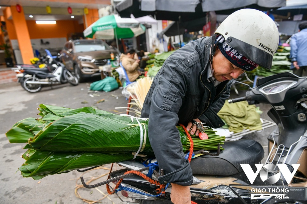Nhộn nhịp chợ lá dong những ngày cận Tết - Ảnh 14