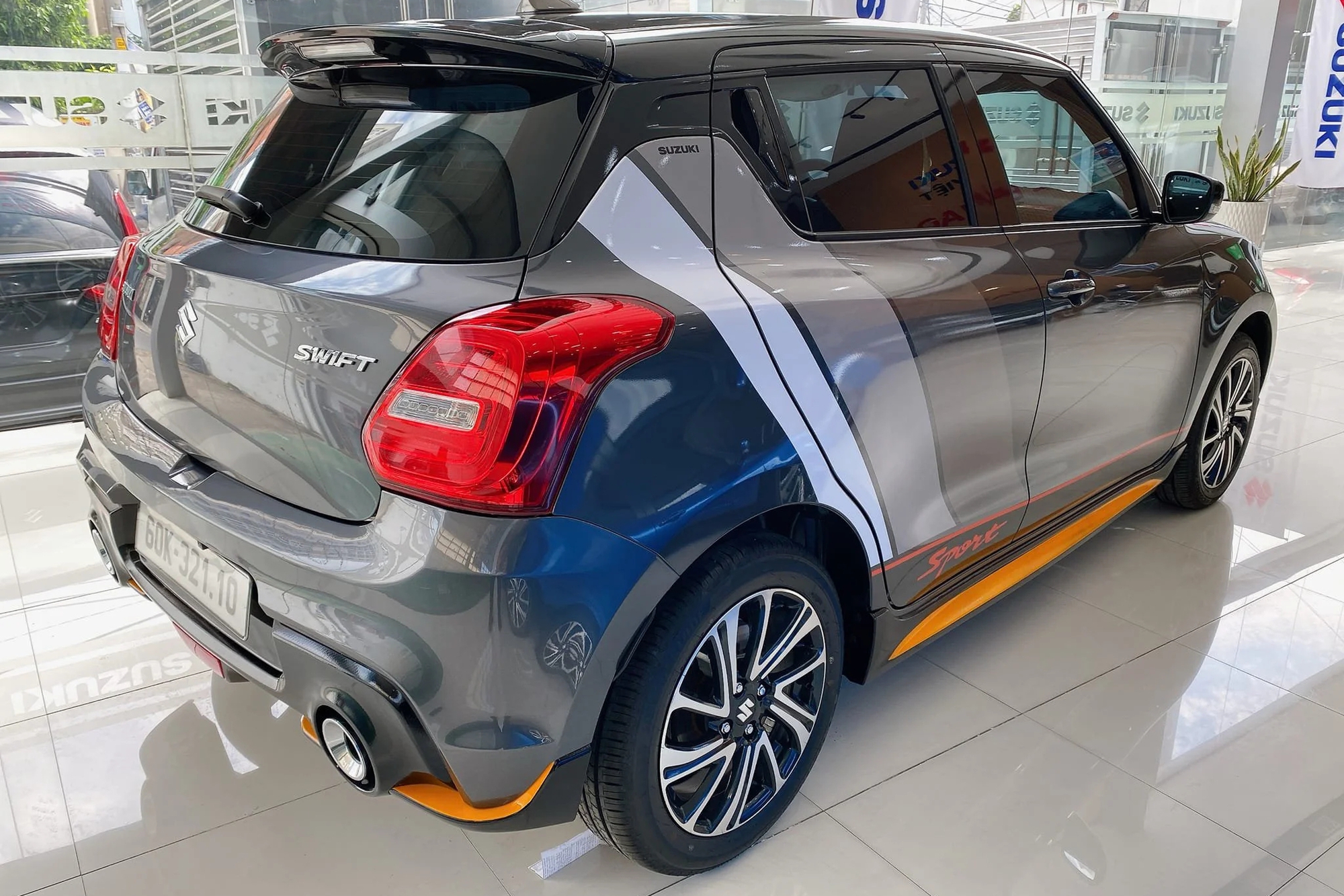 Suzuki Swift giảm giá 75 triệu tại đại lý: Rẻ nhất phân khúc, cạnh tranh Yaris với giá thấp hơn gần 200 triệu đồng - Ảnh 9