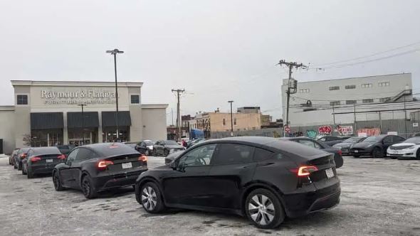 Xe Tesla gây ‘ám ảnh’: Tài xế xếp hàng 60 phút chờ tới lượt, sau đó đợi sạc thêm 1 tiếng, còn mất phí dừng đỗ - Ảnh 2