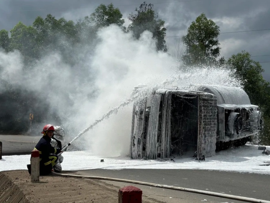 Xe bồn chở gần 12.000 lít xăng bốc cháy - Ảnh 1