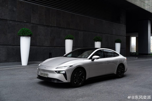 Xe Trung Quốc tiếp tục gây sốc: Đi 600km/sạc, trang bị như siêu xe, ngang cỡ Camry mà giá chỉ 550 triệu - Ảnh 1