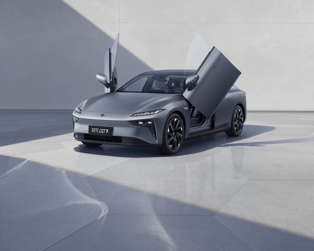 Xe Trung Quốc tiếp tục gây sốc: Đi 600km/sạc, trang bị như siêu xe, ngang cỡ Camry mà giá chỉ 550 triệu - Ảnh 13