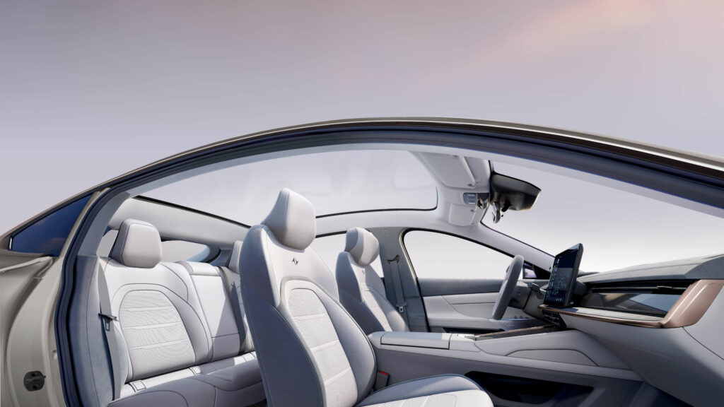 Xe Trung Quốc tiếp tục gây sốc: Đi 600km/sạc, trang bị như siêu xe, ngang cỡ Camry mà giá chỉ 550 triệu - Ảnh 10