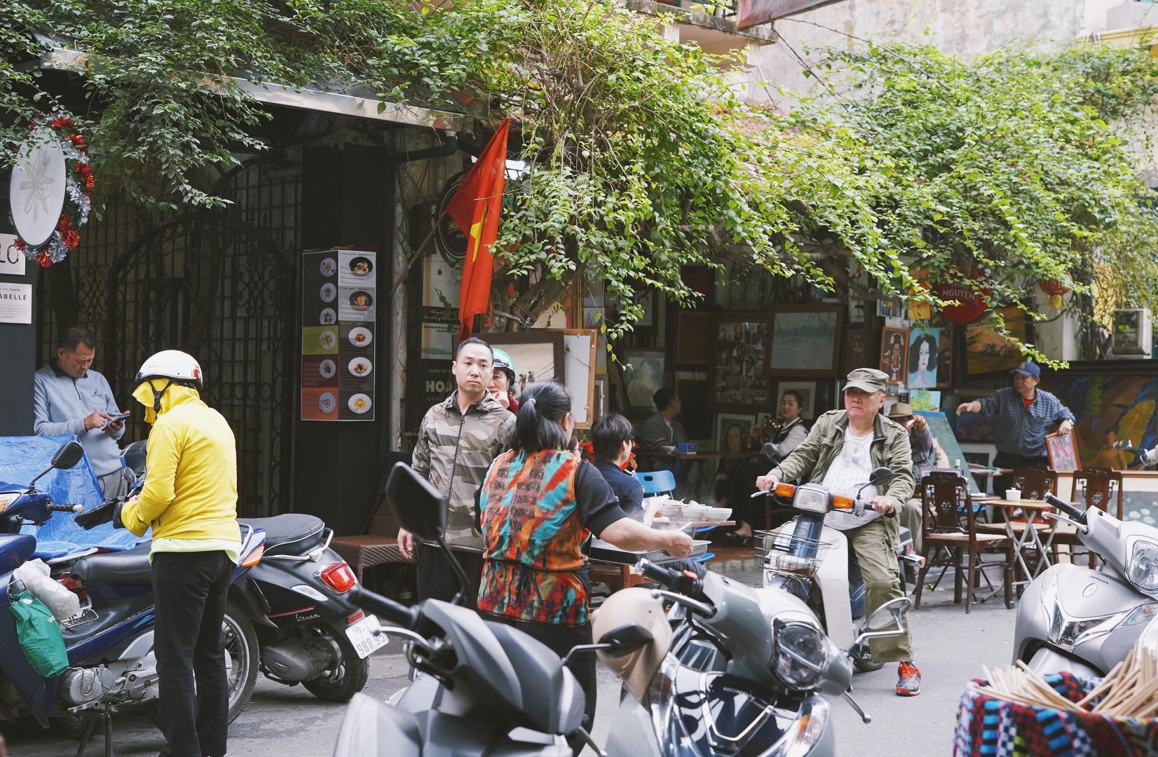 Phở Lâm (Hà Nội) đông nghịt khách sau drama, nhiều bạn trẻ phải ngậm ngùi ra về vì hết hàng - Ảnh 6