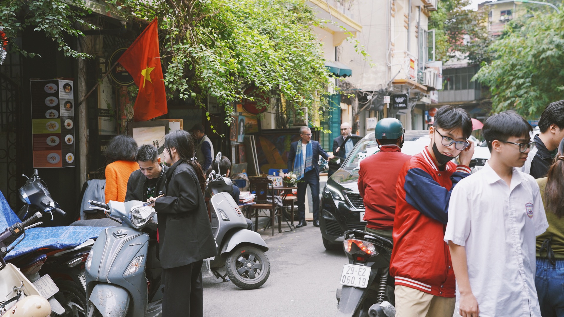 Phở Lâm (Hà Nội) đông nghịt khách sau drama, nhiều bạn trẻ phải ngậm ngùi ra về vì hết hàng - Ảnh 7