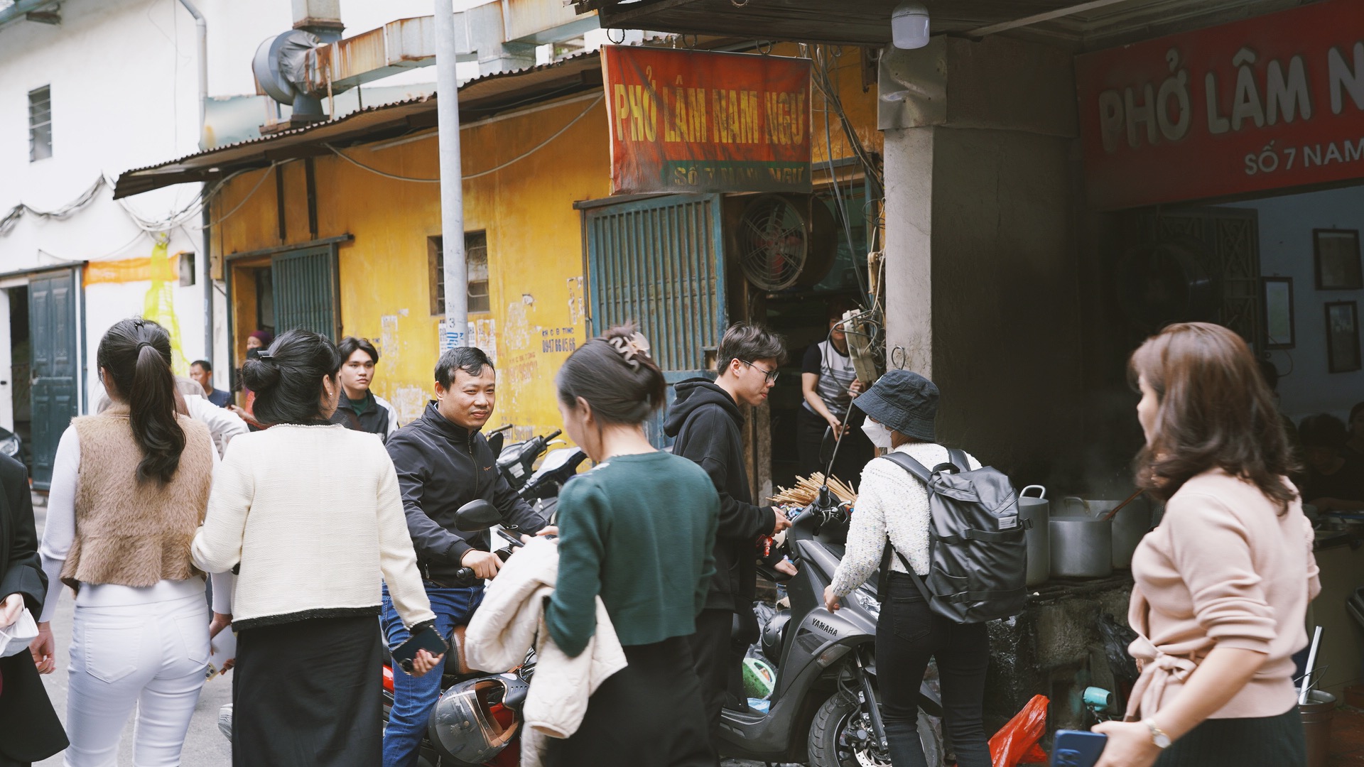 Phở Lâm (Hà Nội) đông nghịt khách sau drama, nhiều bạn trẻ phải ngậm ngùi ra về vì hết hàng - Ảnh 8