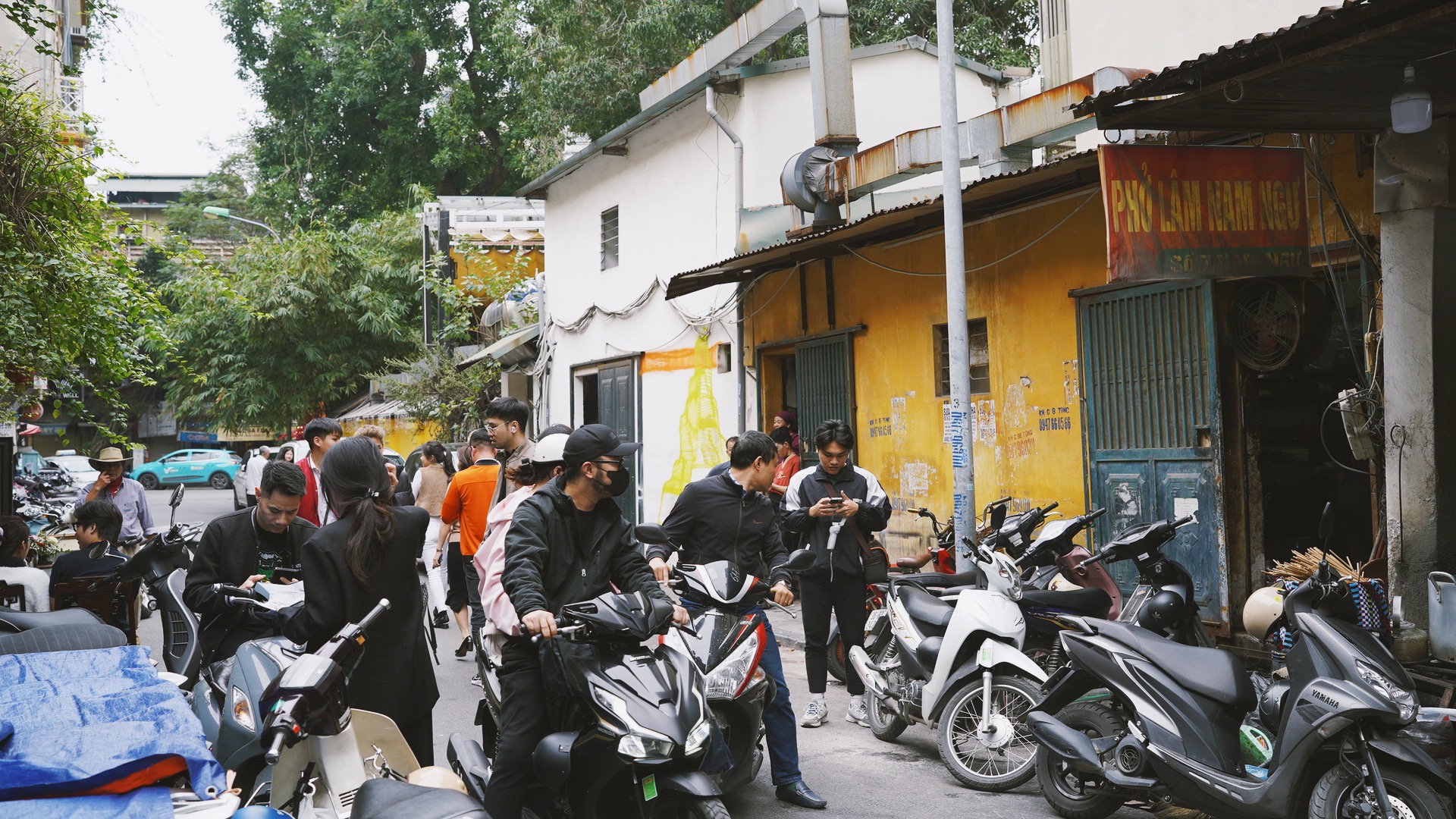 Phở Lâm (Hà Nội) đông nghịt khách sau drama, nhiều bạn trẻ phải ngậm ngùi ra về vì hết hàng - Ảnh 9