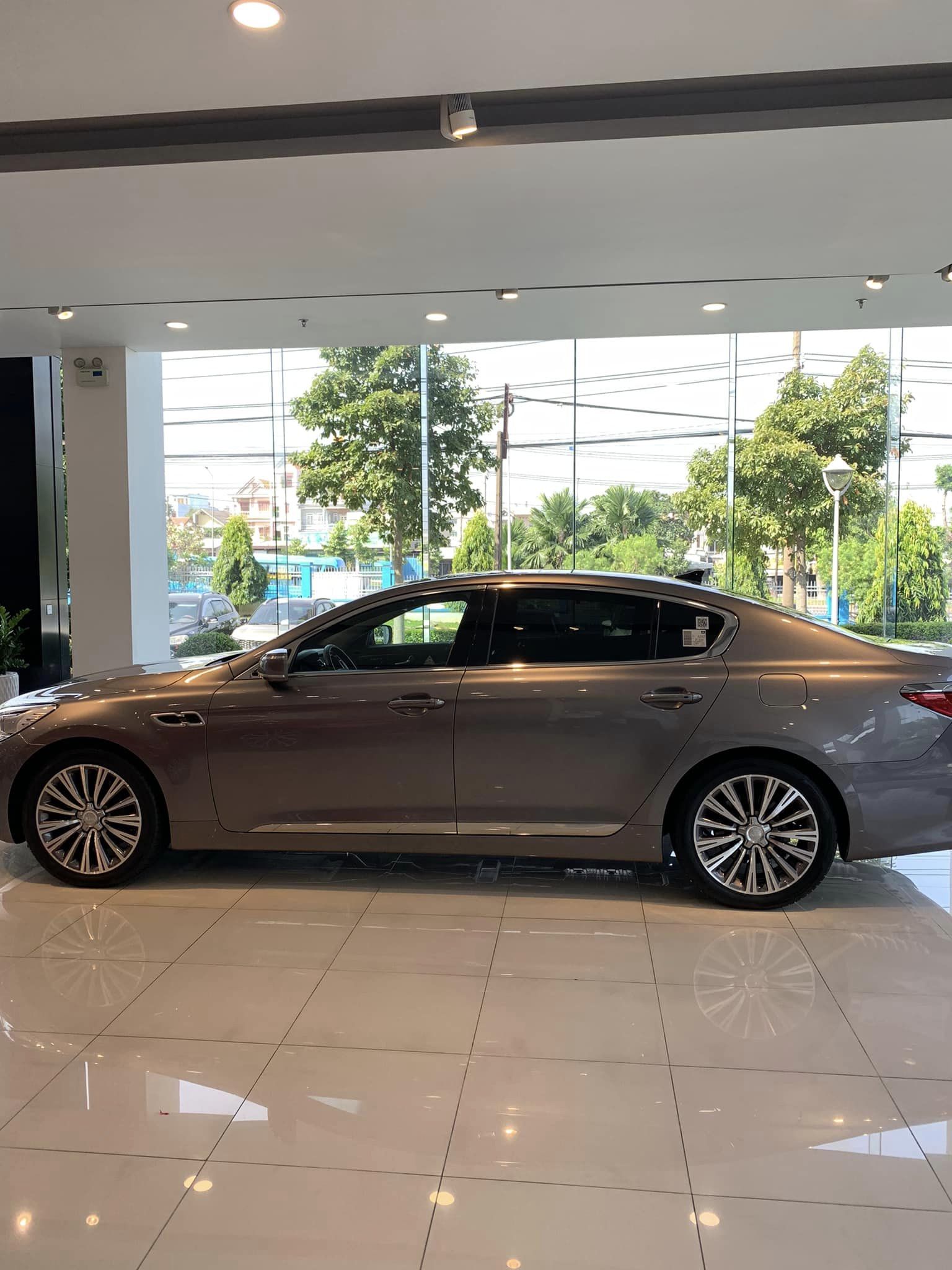 Xe lạ của KIA ở Việt Nam: Sang xịn như Mercedes S-Class, vừa giảm 1,2 tỷ đồng tranh khách với Camry - Ảnh 3