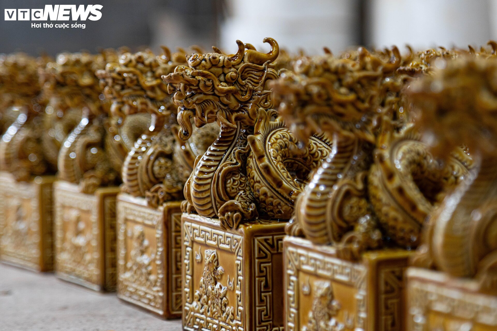 Xem nghệ nhân chế tác rồng dát vàng múa lượn đón Tết Giáp Thìn 2024 - Ảnh 8