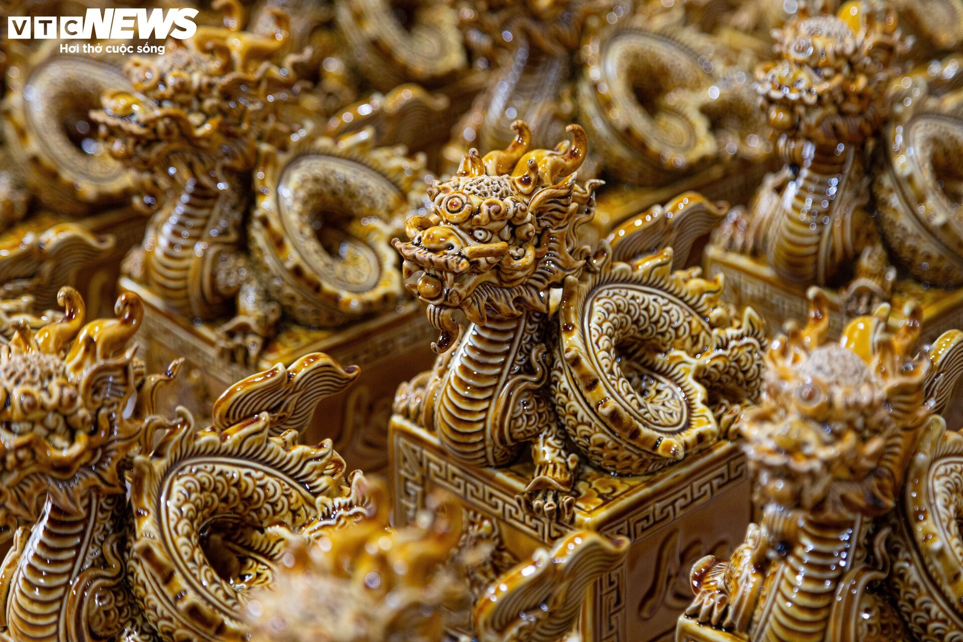 Xem nghệ nhân chế tác rồng dát vàng múa lượn đón Tết Giáp Thìn 2024 - Ảnh 9