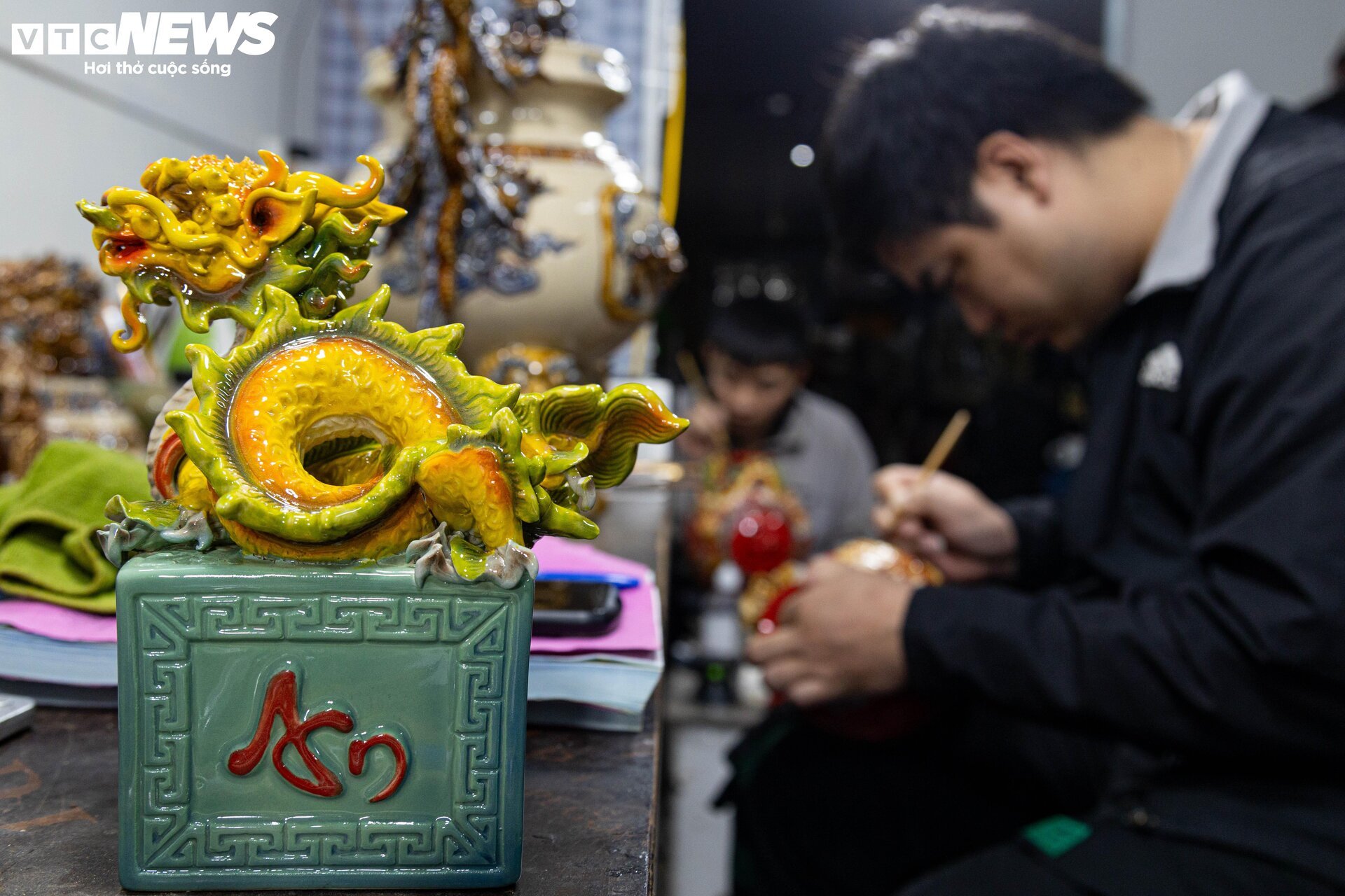 Xem nghệ nhân chế tác rồng dát vàng múa lượn đón Tết Giáp Thìn 2024 - Ảnh 10