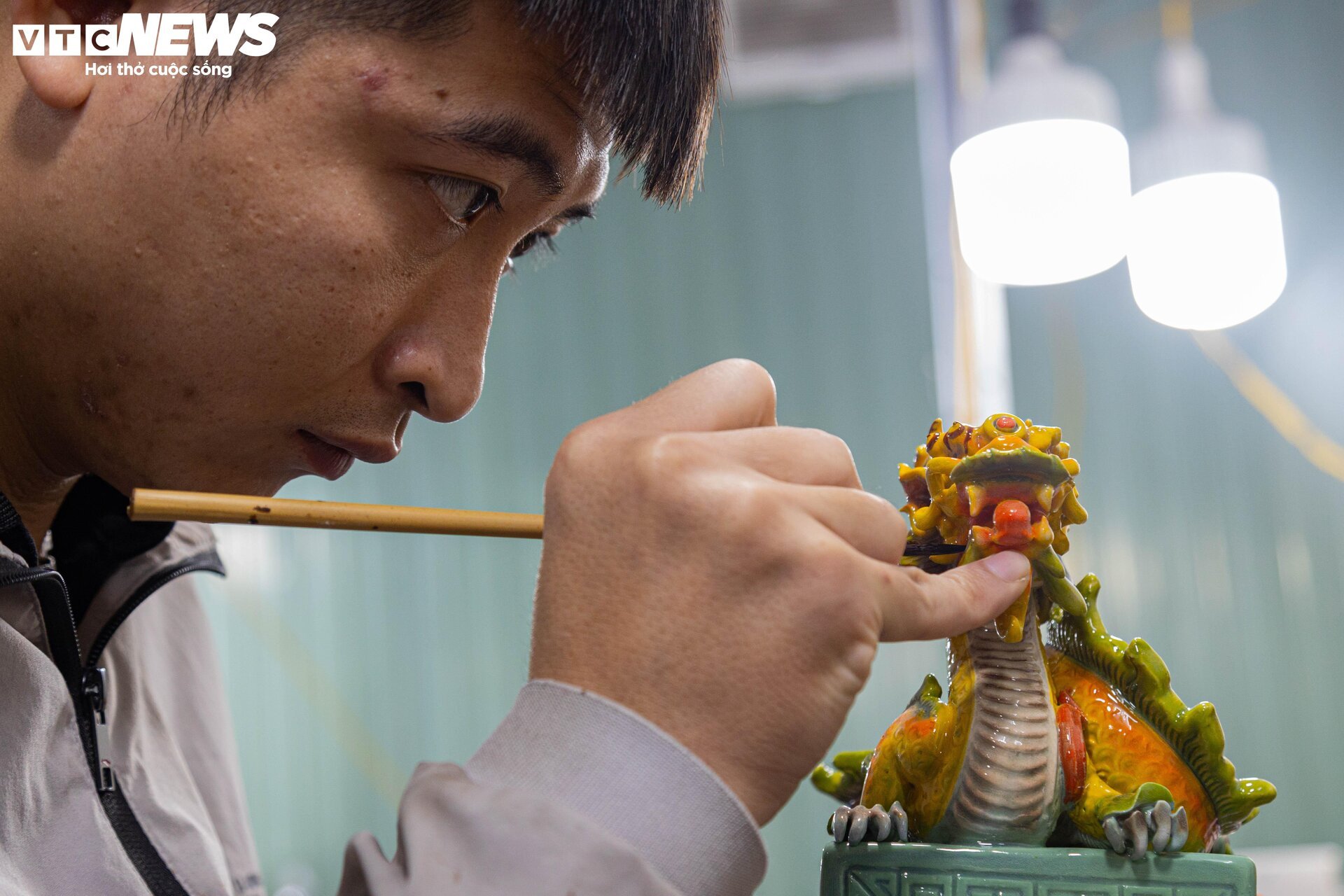 Xem nghệ nhân chế tác rồng dát vàng múa lượn đón Tết Giáp Thìn 2024 - Ảnh 11