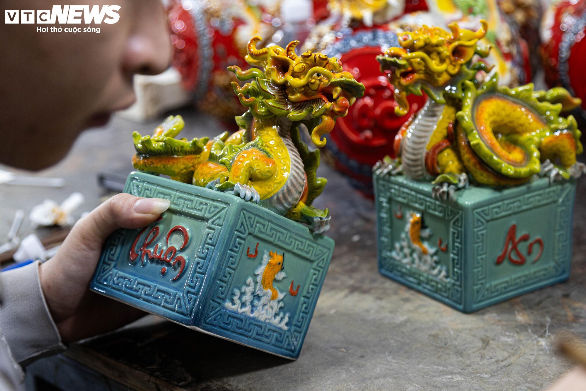 Xem nghệ nhân chế tác rồng dát vàng múa lượn đón Tết Giáp Thìn 2024 - Ảnh 12