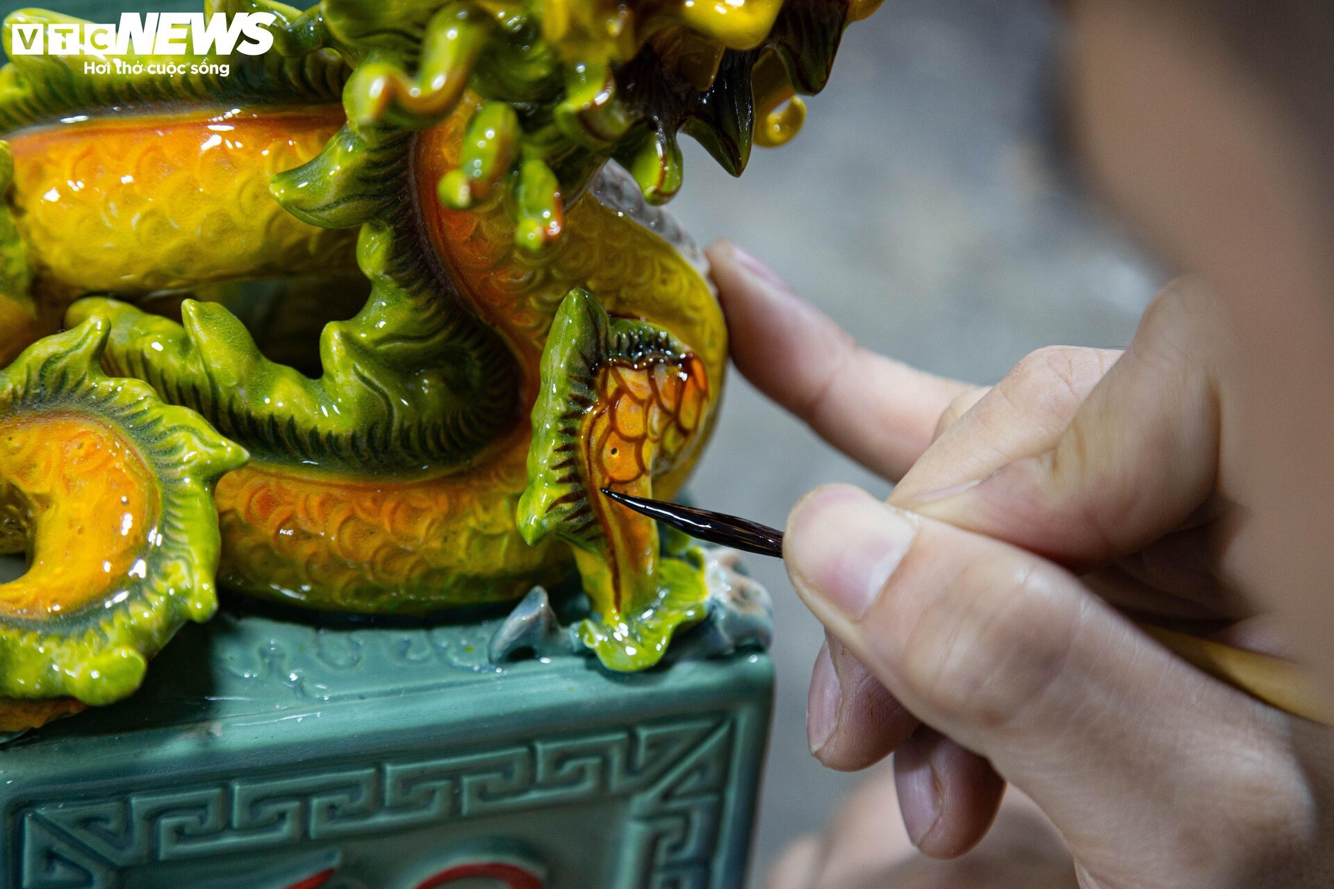 Xem nghệ nhân chế tác rồng dát vàng múa lượn đón Tết Giáp Thìn 2024 - Ảnh 14