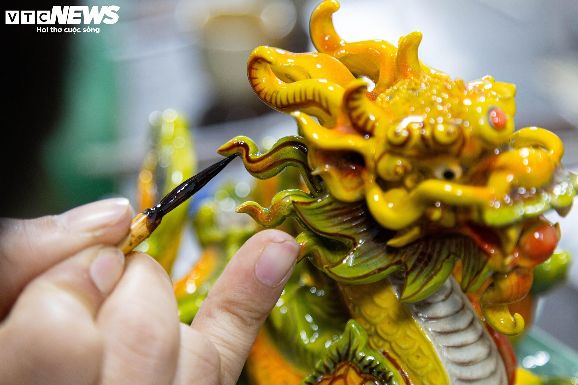 Xem nghệ nhân chế tác rồng dát vàng múa lượn đón Tết Giáp Thìn 2024 - Ảnh 13