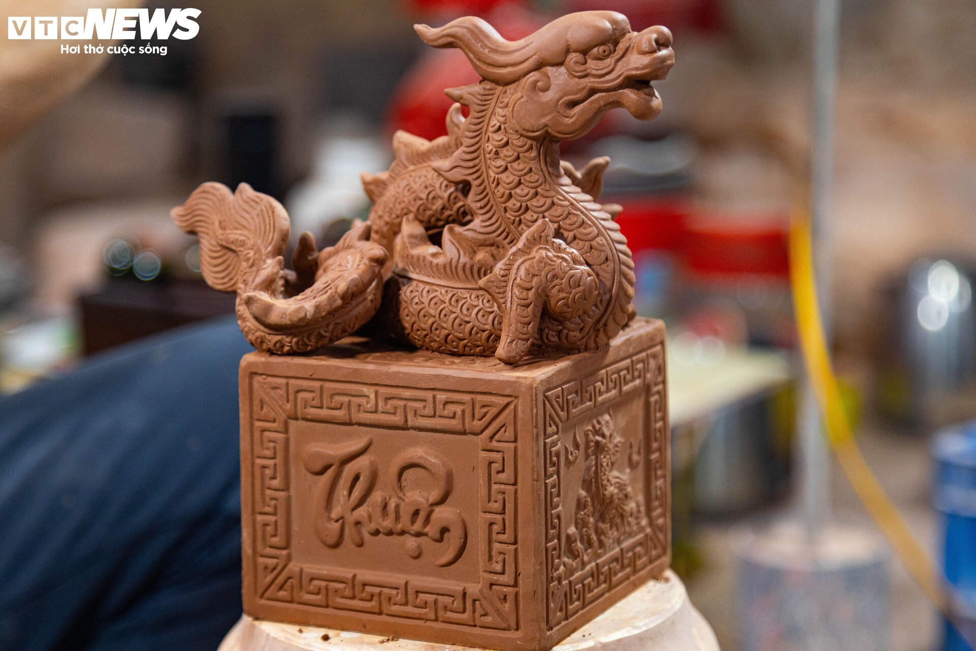 Xem nghệ nhân chế tác rồng dát vàng múa lượn đón Tết Giáp Thìn 2024 - Ảnh 3