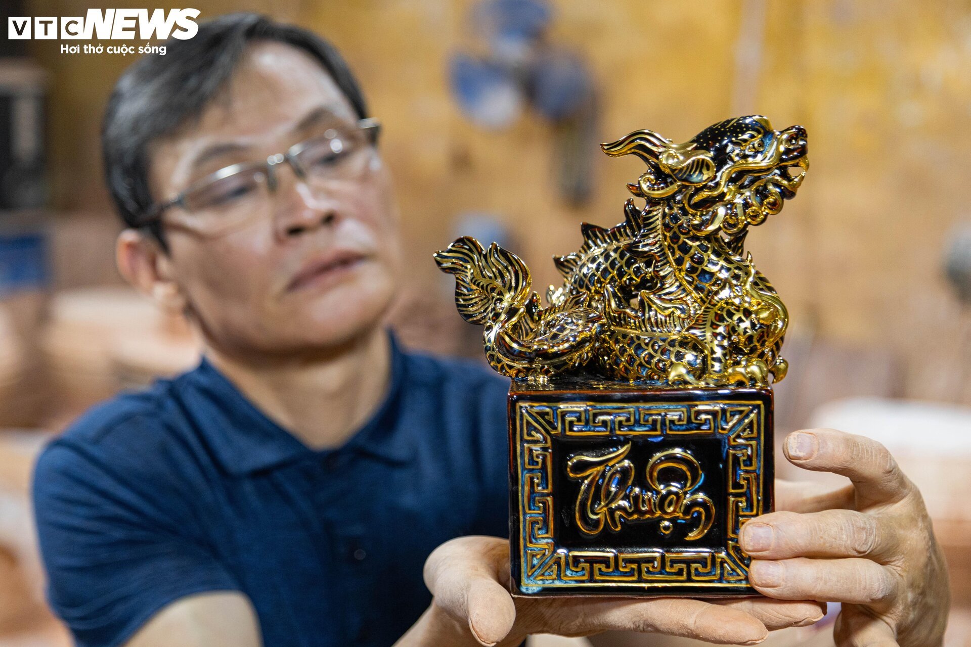 Xem nghệ nhân chế tác rồng dát vàng múa lượn đón Tết Giáp Thìn 2024 - Ảnh 15