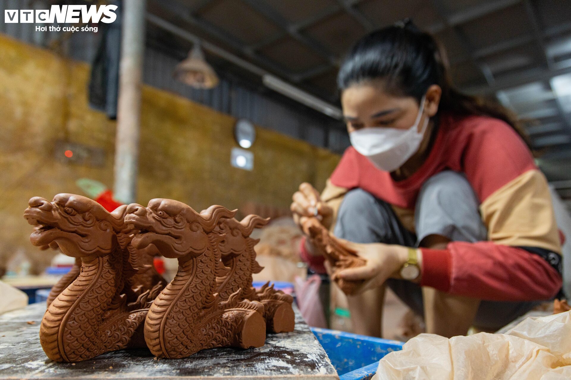 Xem nghệ nhân chế tác rồng dát vàng múa lượn đón Tết Giáp Thìn 2024 - Ảnh 6