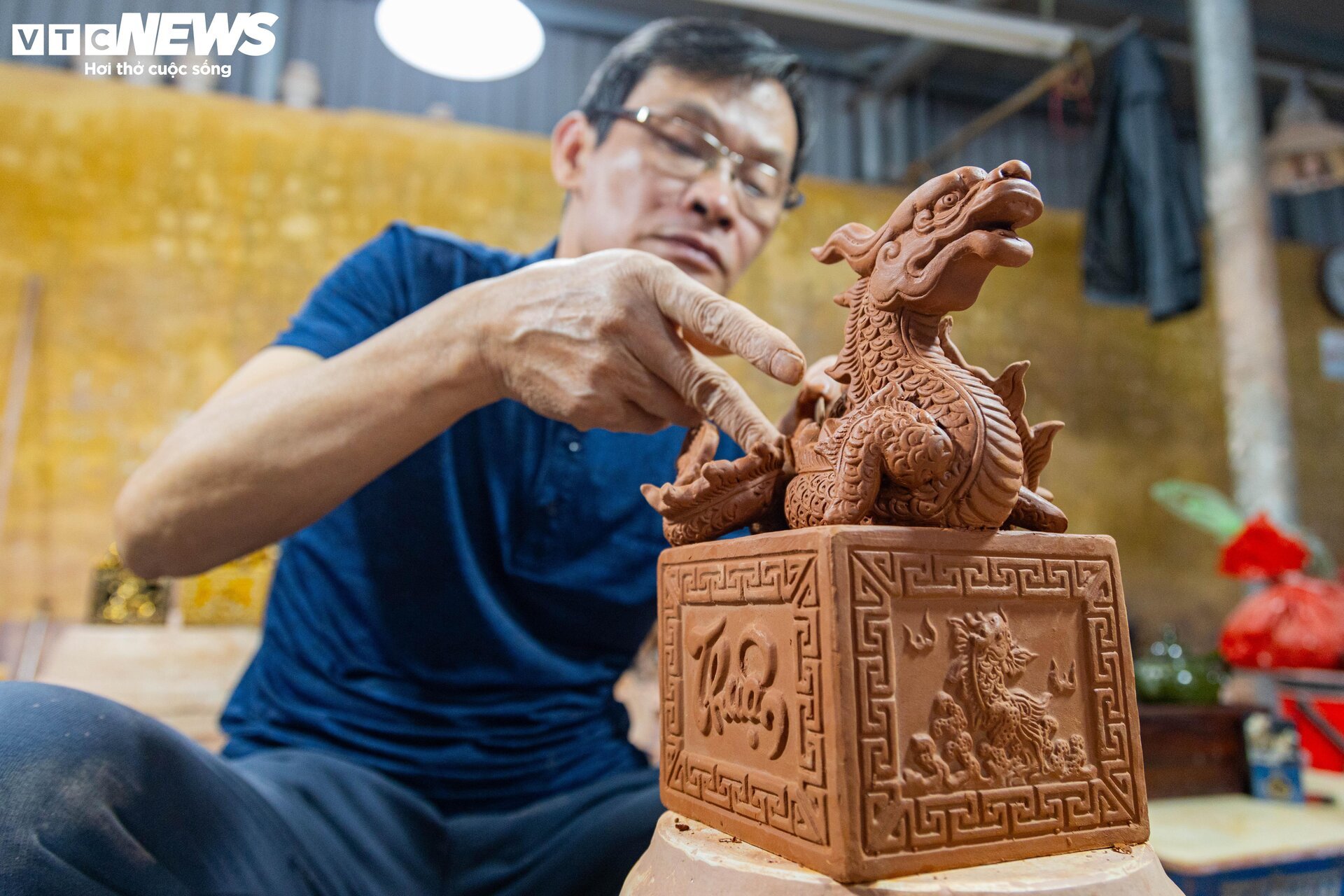 Xem nghệ nhân chế tác rồng dát vàng múa lượn đón Tết Giáp Thìn 2024 - Ảnh 2