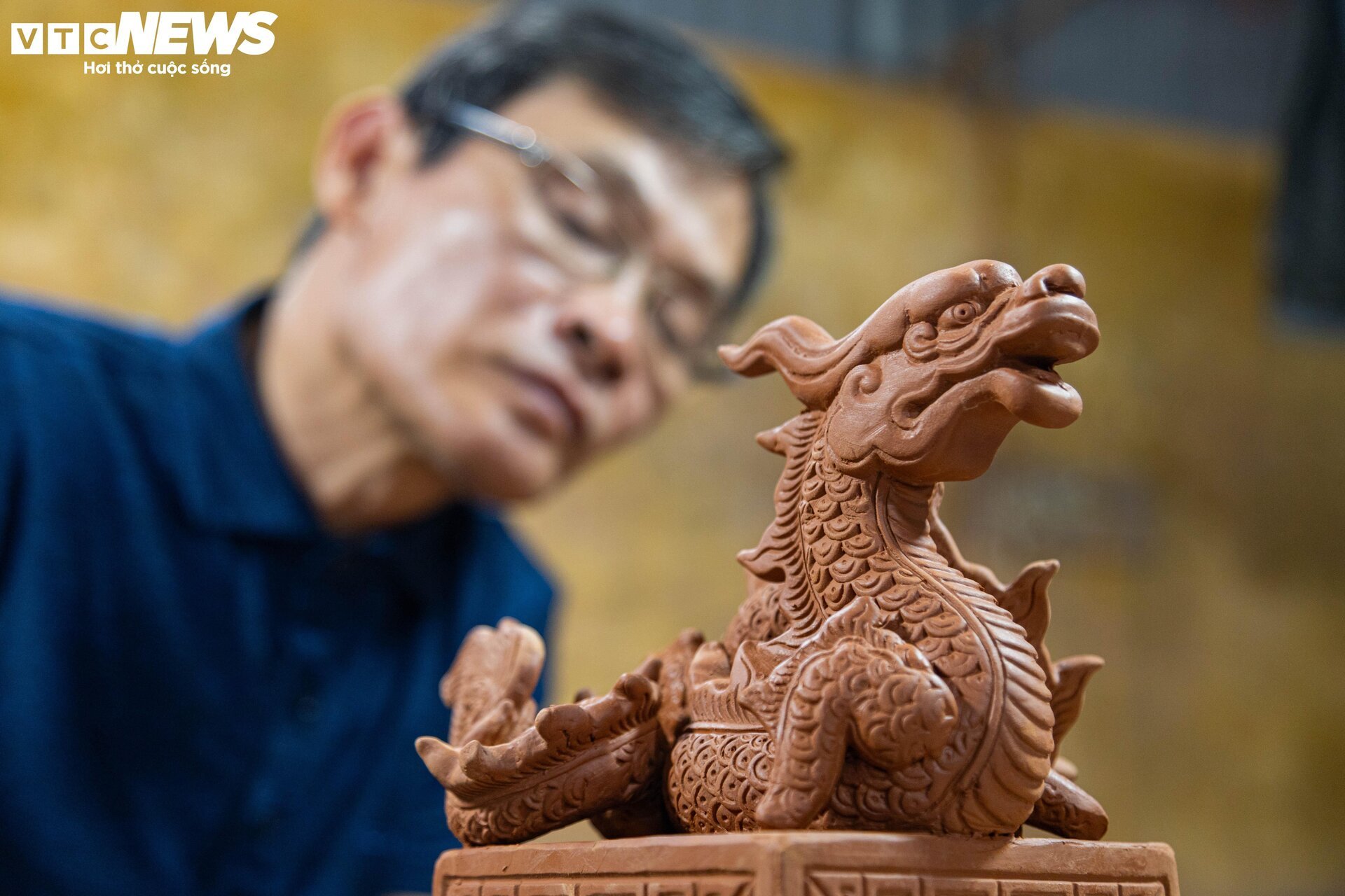 Xem nghệ nhân chế tác rồng dát vàng múa lượn đón Tết Giáp Thìn 2024 - Ảnh 4