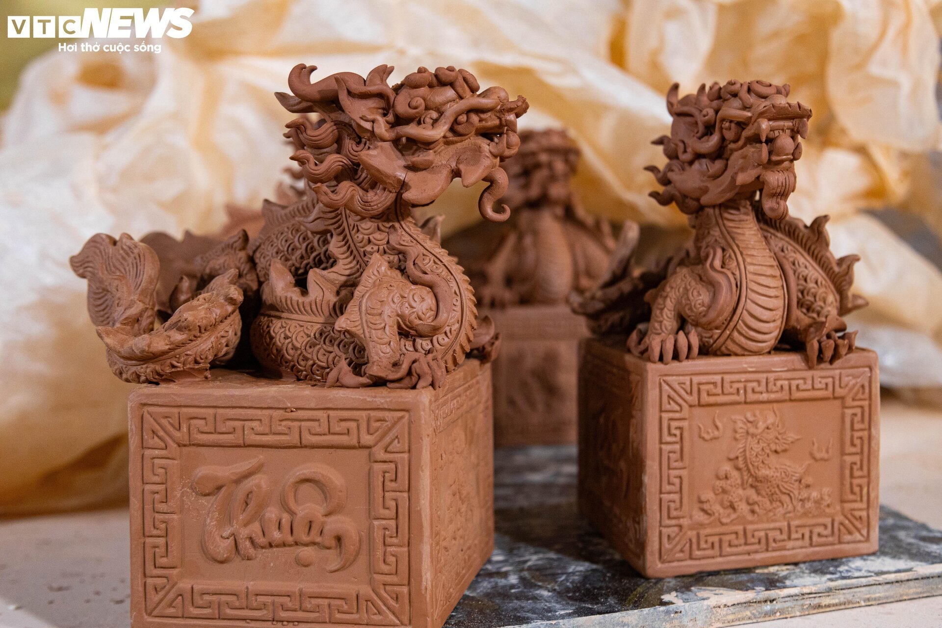 Xem nghệ nhân chế tác rồng dát vàng múa lượn đón Tết Giáp Thìn 2024 - Ảnh 7