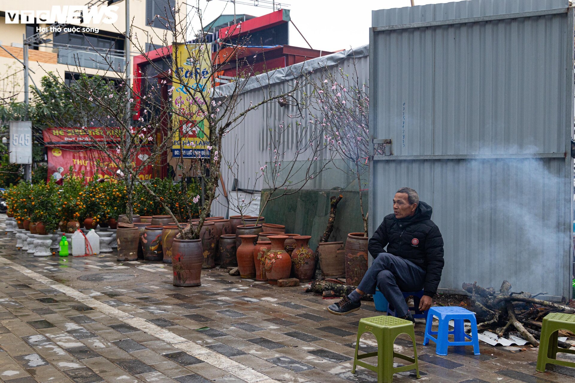 Hà Nội mưa rét đỉnh điểm, người bán 'ôm' cây cảnh Tết, sốt ruột chờ khách mua - Ảnh 20