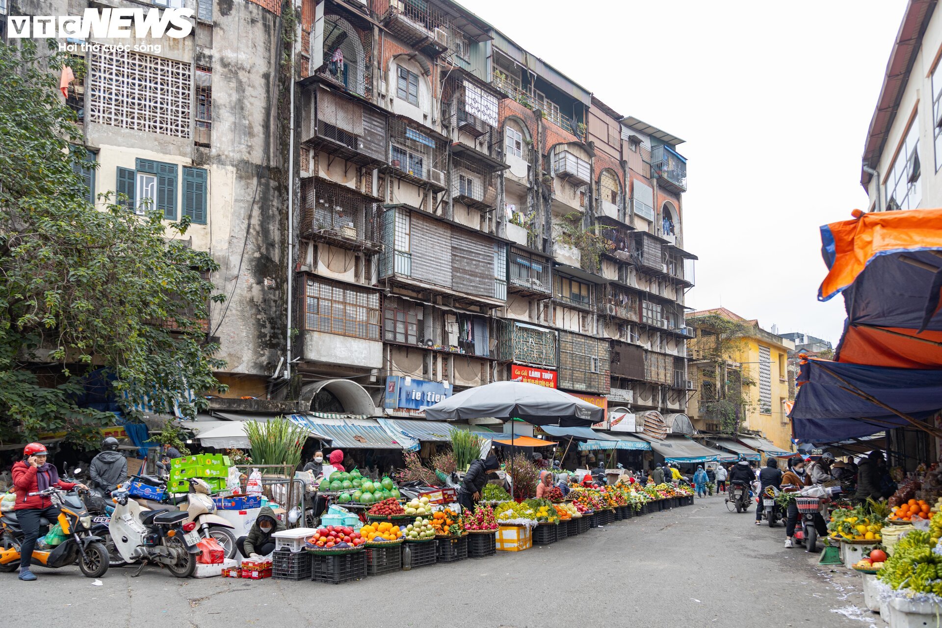 Người Hà Nội sắm lễ cúng rằm cuối cùng năm Quý Mão trong giá rét - Ảnh 1