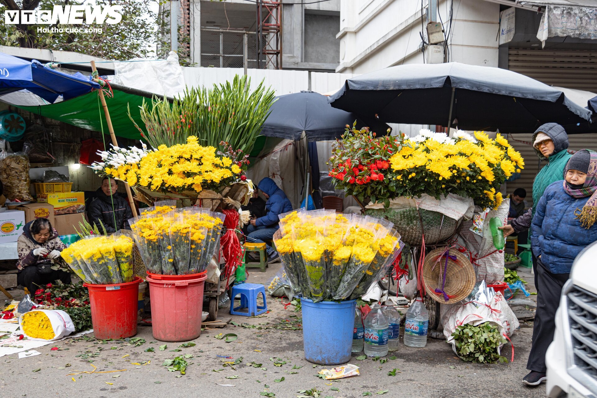 Người Hà Nội sắm lễ cúng rằm cuối cùng năm Quý Mão trong giá rét - Ảnh 7