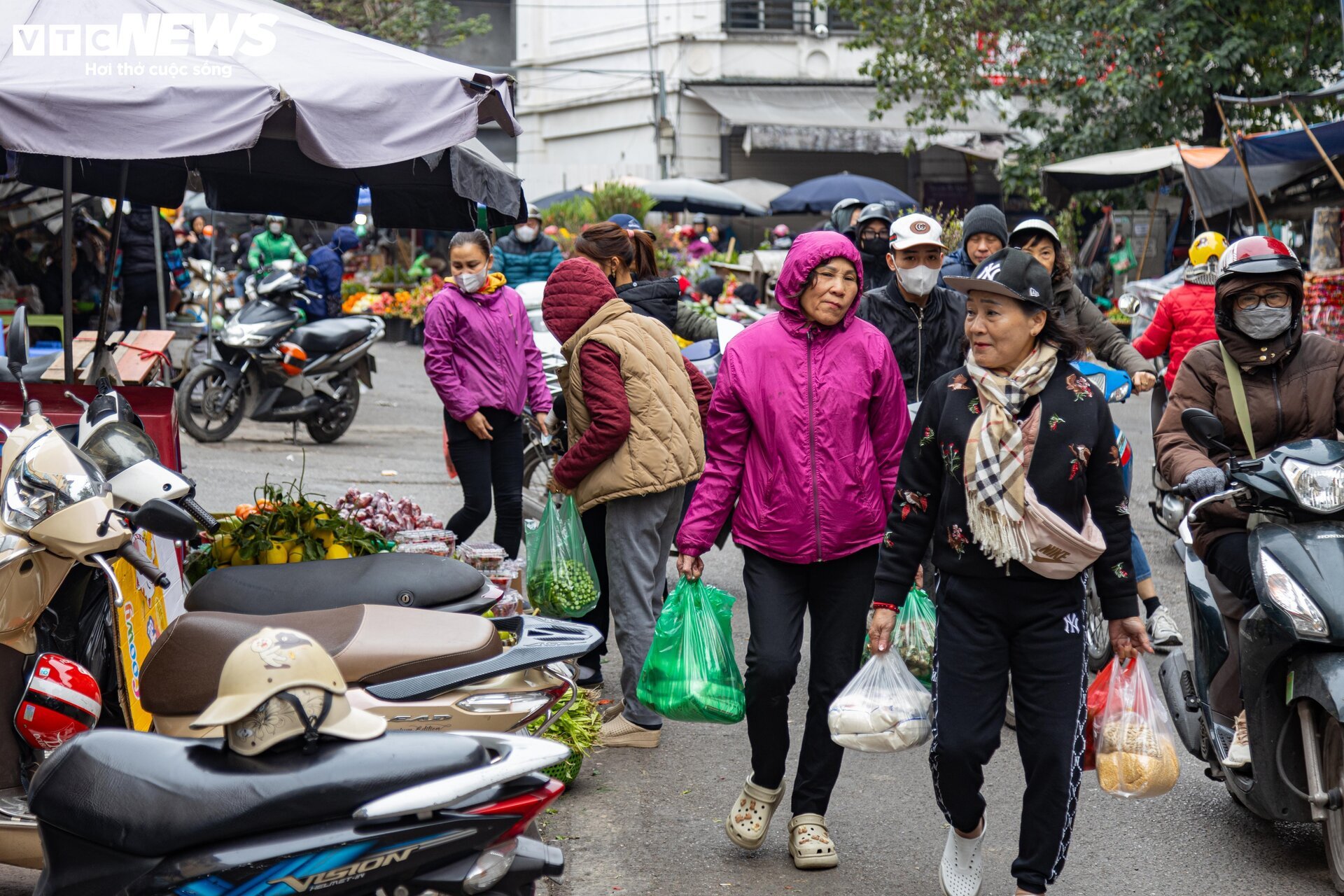 Người Hà Nội sắm lễ cúng rằm cuối cùng năm Quý Mão trong giá rét - Ảnh 2