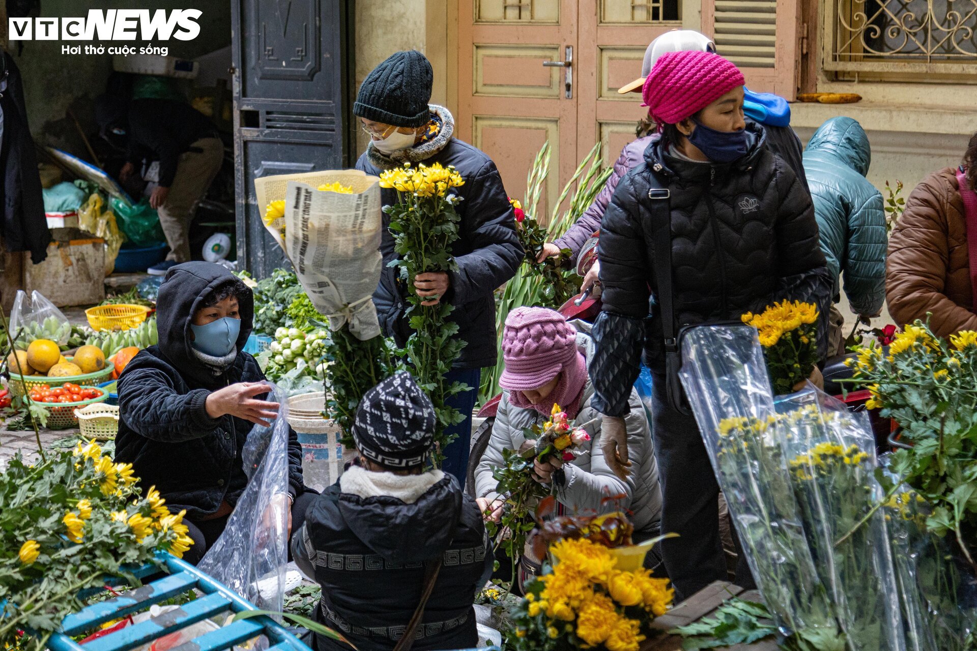 Người Hà Nội sắm lễ cúng rằm cuối cùng năm Quý Mão trong giá rét - Ảnh 9