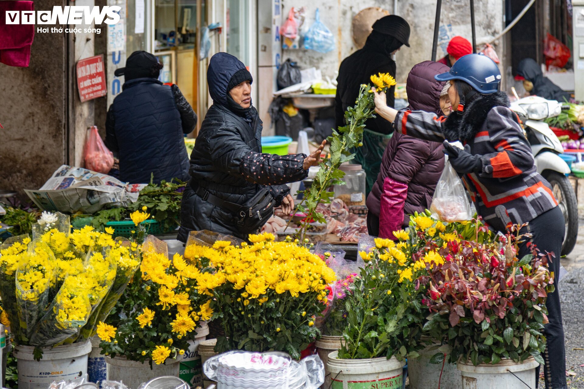 Người Hà Nội sắm lễ cúng rằm cuối cùng năm Quý Mão trong giá rét - Ảnh 8
