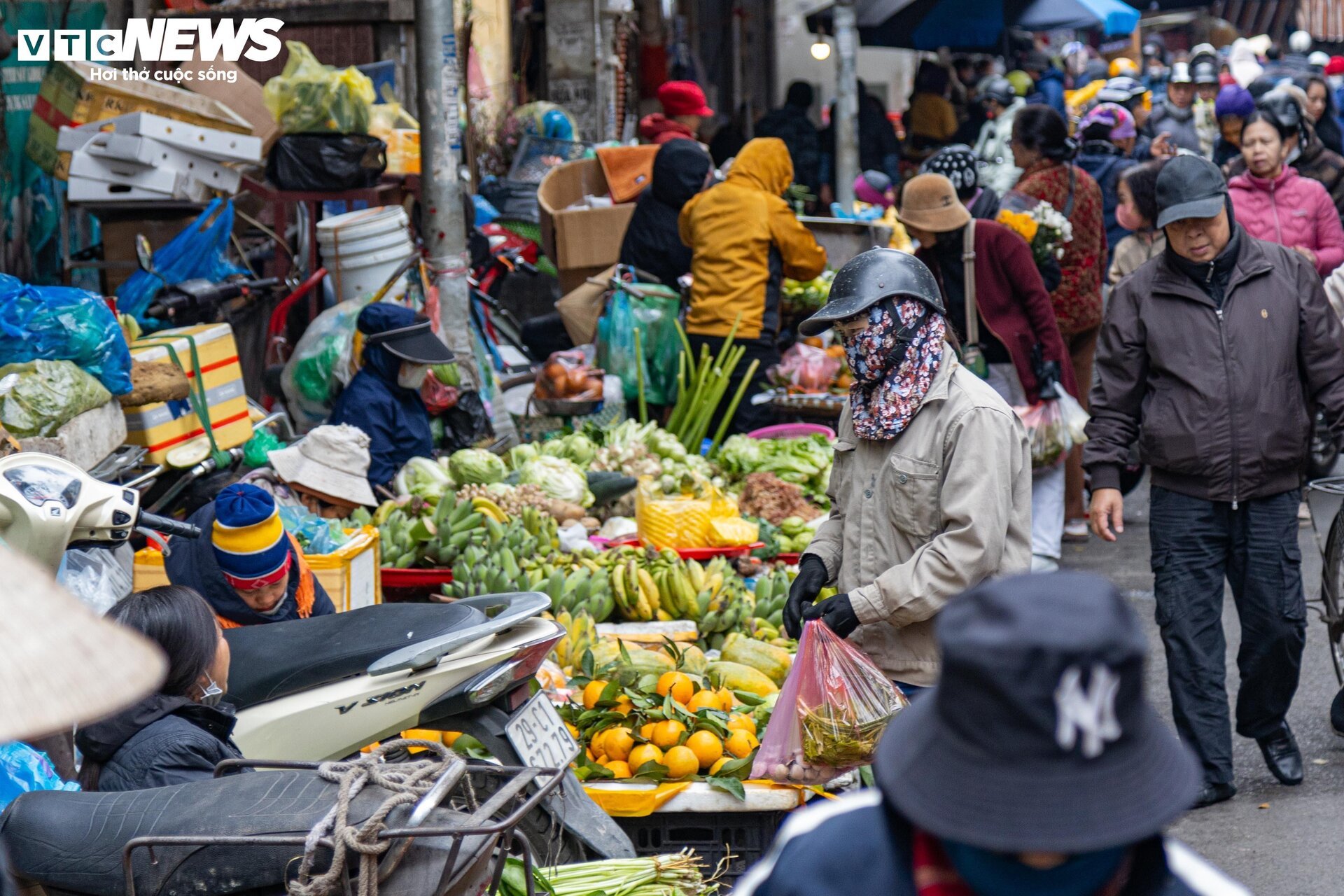 Người Hà Nội sắm lễ cúng rằm cuối cùng năm Quý Mão trong giá rét - Ảnh 10