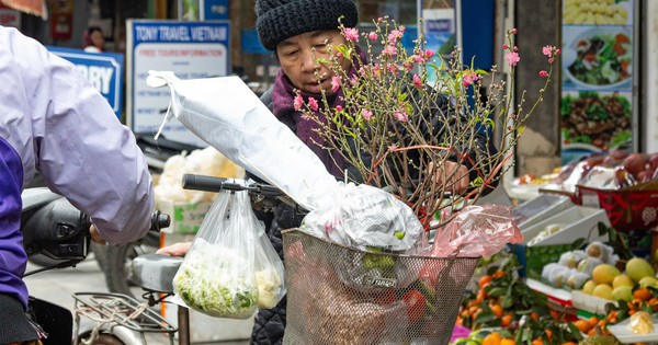 Người Hà Nội sắm lễ cúng rằm cuối cùng năm Quý Mão trong giá rét