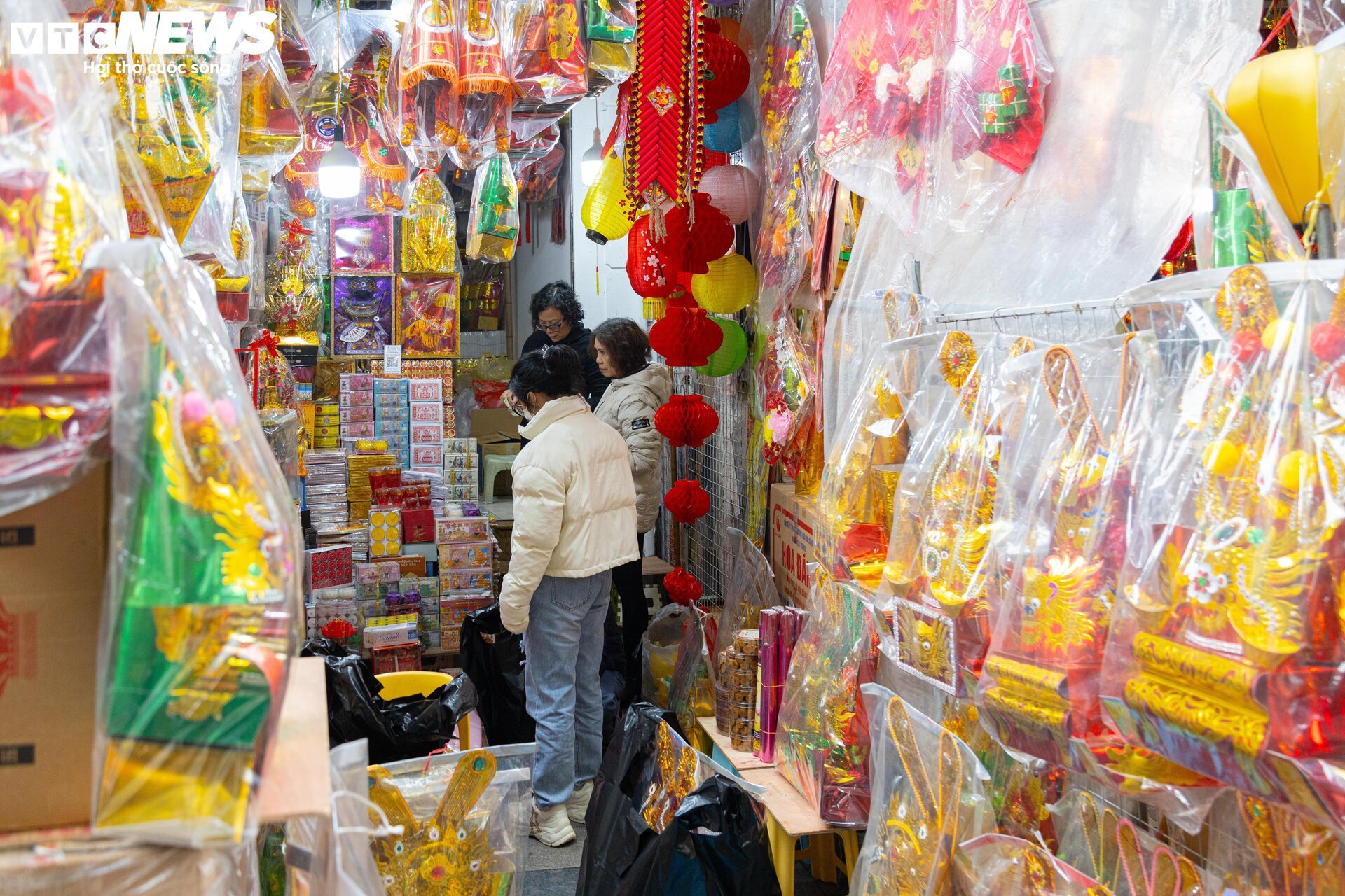 Sát ngày ông Công, ông Táo, thị trường đồ lễ ở Hà Nội nhộn nhịp khác thường - Ảnh 1