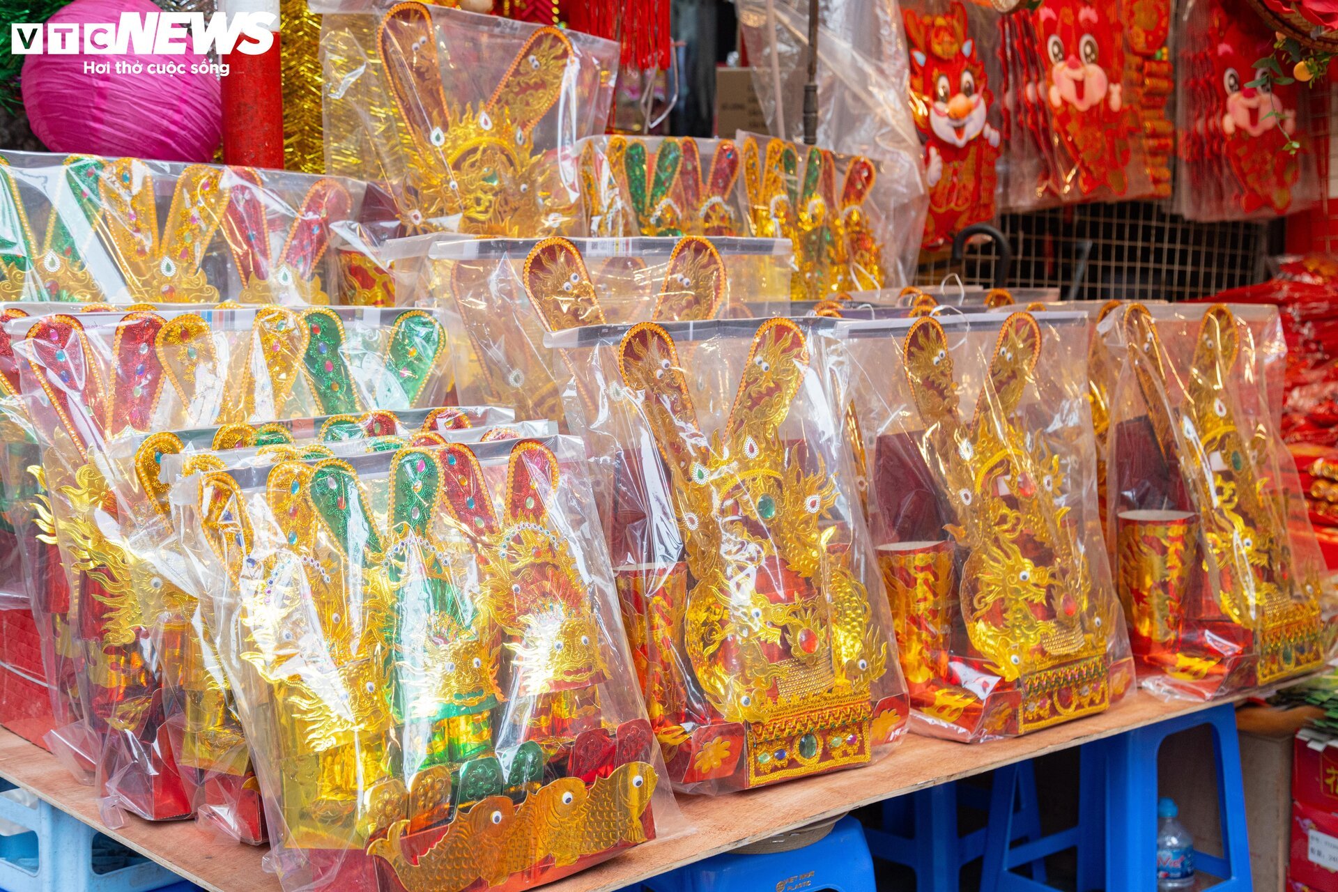 Sát ngày ông Công, ông Táo, thị trường đồ lễ ở Hà Nội nhộn nhịp khác thường - Ảnh 4