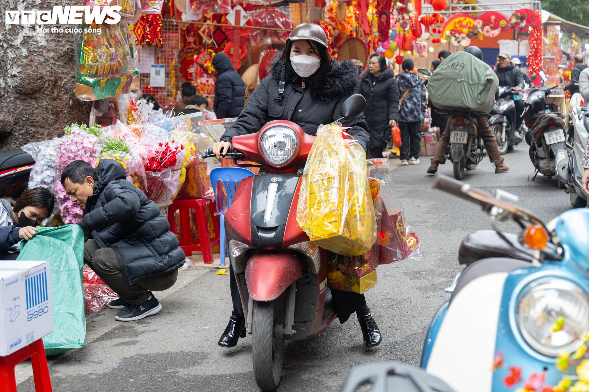 Sát ngày ông Công, ông Táo, thị trường đồ lễ ở Hà Nội nhộn nhịp khác thường - Ảnh 18