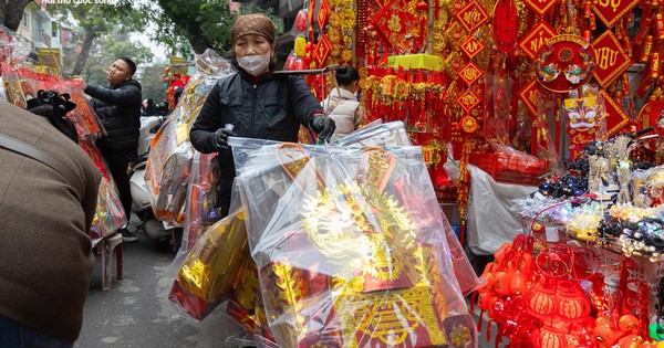 Sát ngày ông Công, ông Táo, thị trường đồ lễ ở Hà Nội nhộn nhịp khác thường