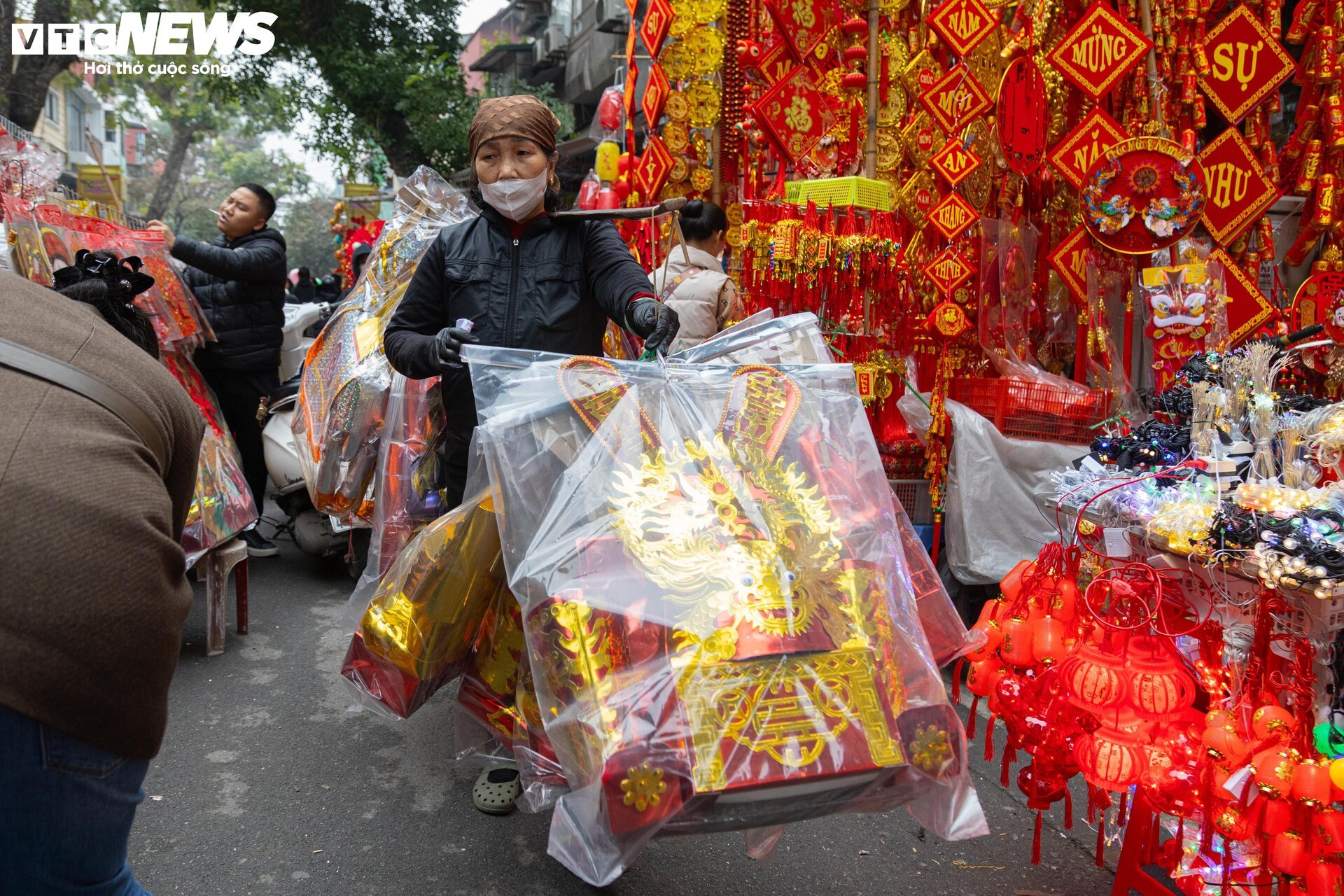 Sát ngày ông Công, ông Táo, thị trường đồ lễ ở Hà Nội nhộn nhịp khác thường - Ảnh 3