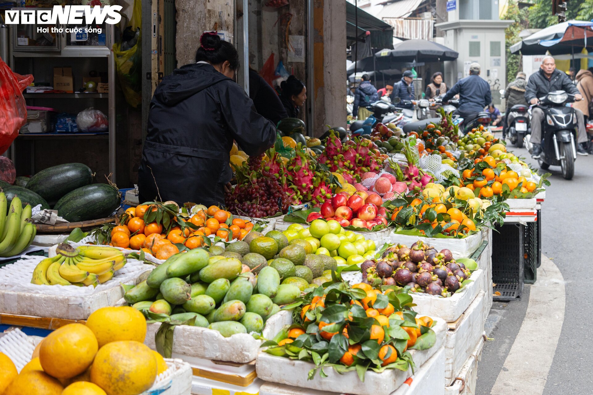 Sát ngày ông Công, ông Táo, thị trường đồ lễ ở Hà Nội nhộn nhịp khác thường - Ảnh 6