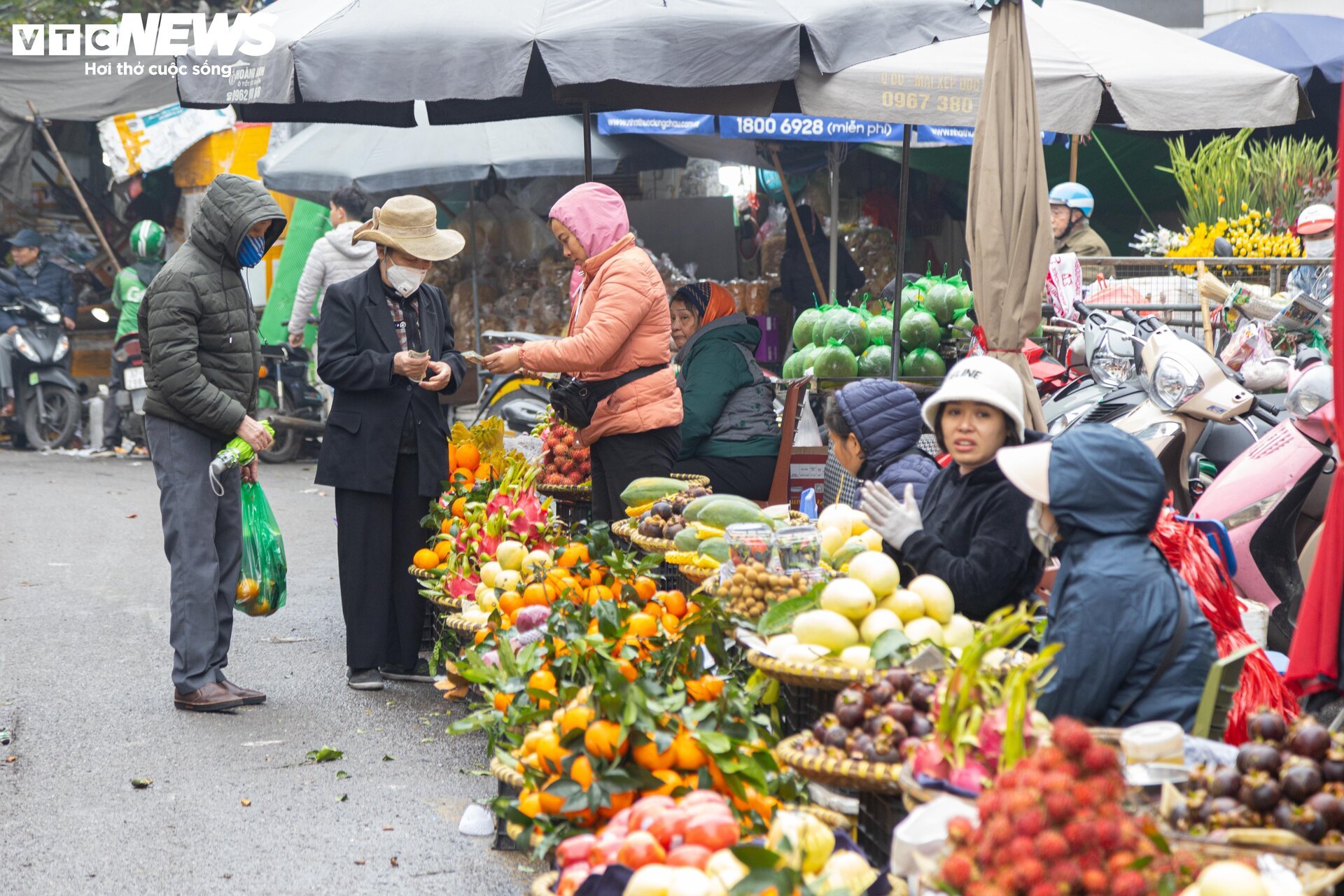 Sát ngày ông Công, ông Táo, thị trường đồ lễ ở Hà Nội nhộn nhịp khác thường - Ảnh 2