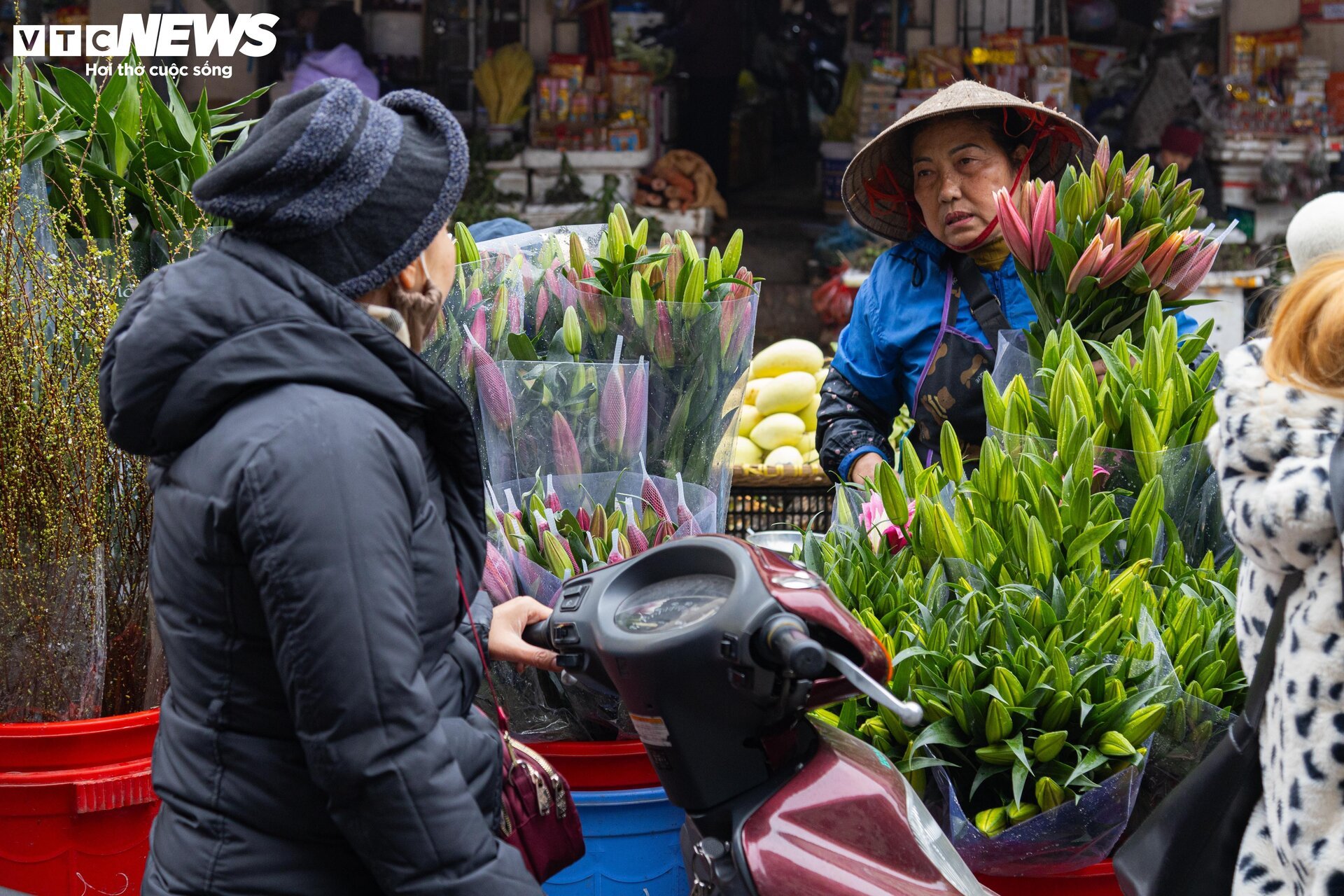Sát ngày ông Công, ông Táo, thị trường đồ lễ ở Hà Nội nhộn nhịp khác thường - Ảnh 14