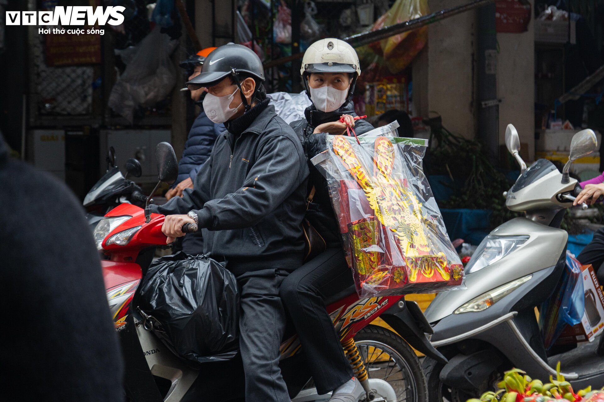 Sát ngày ông Công, ông Táo, thị trường đồ lễ ở Hà Nội nhộn nhịp khác thường - Ảnh 19