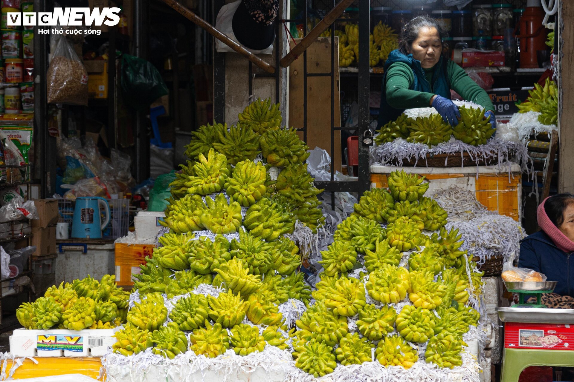 Sát ngày ông Công, ông Táo, thị trường đồ lễ ở Hà Nội nhộn nhịp khác thường - Ảnh 7
