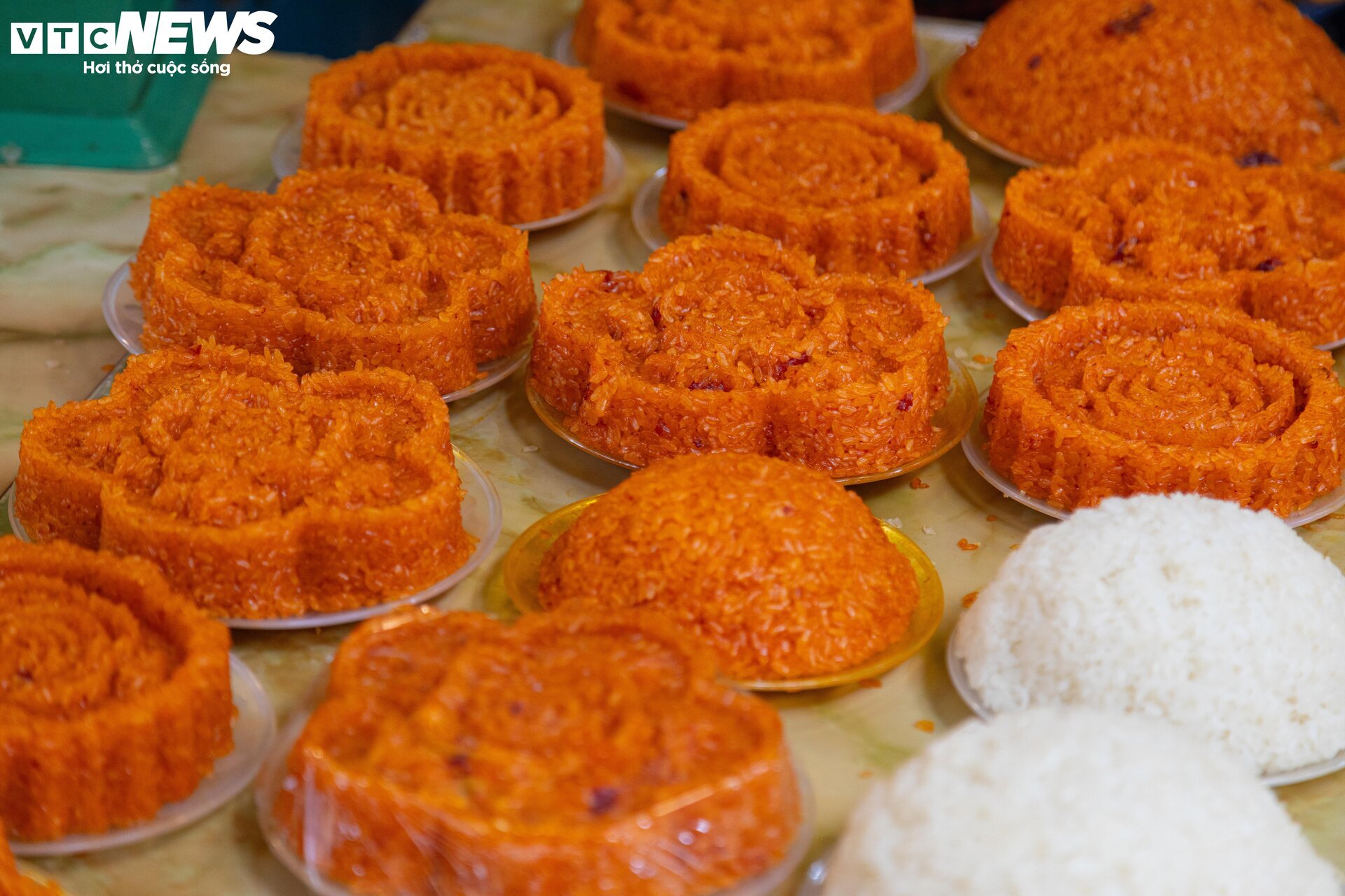 Sát ngày ông Công, ông Táo, thị trường đồ lễ ở Hà Nội nhộn nhịp khác thường - Ảnh 10